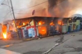 Fire affects commercial plaza in Imbert and mobilizes firefighters from several municipalities | De Último Minuto English