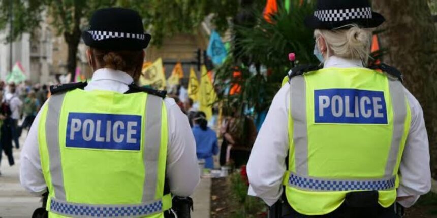 British police arrest a man after death threats against populist Nigel Farage | De Último Minuto English