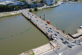 They will close the Floating Bridge this Saturday for two hours for the passage of a vessel | De Último Minuto English