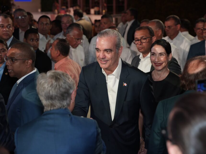 Political class coincides in celebration of the 250th anniversary of the independence of the United States in the DR | De Último Minuto English