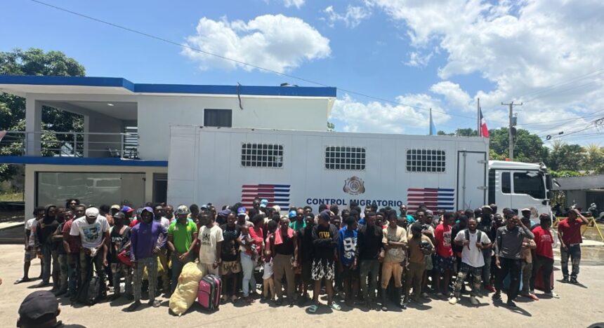 Army detains 99 Haitians in irregular migratory status during operation in Dajabón | De Último Minuto English