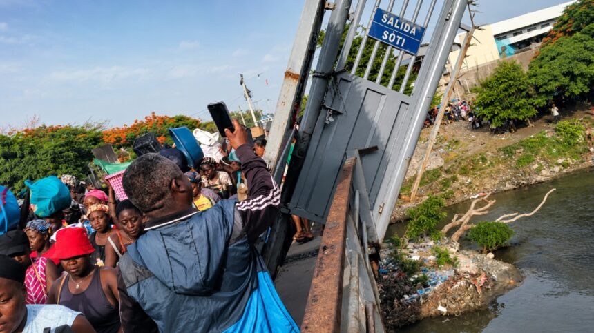 Deterioration of the bridge over the Massacre River generates concern at the Dajabón border | De Último Minuto English