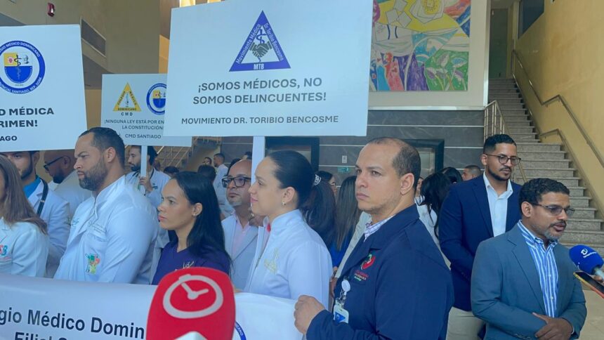 CMD in Santiago carries out a 24-hour strike and denounces medical criminalization with the new Penal Code | De Último Minuto English