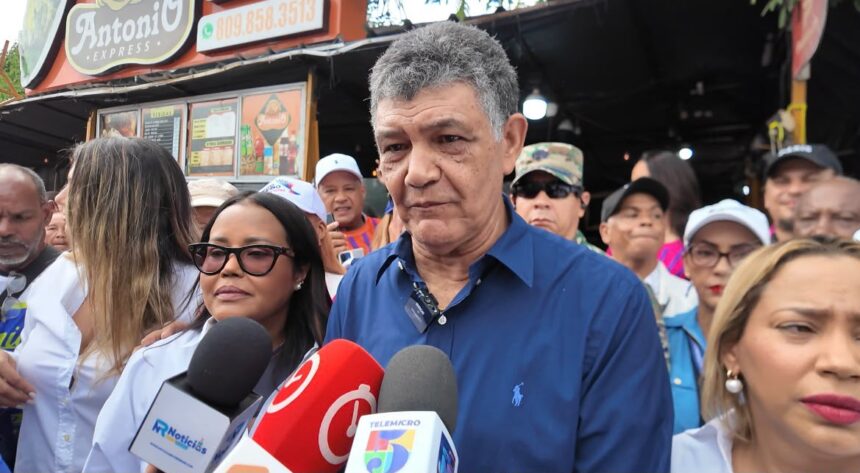 Mayor Francisco Peña takes advantage of the Torch relay to announce new public works in SDO | De Último Minuto English