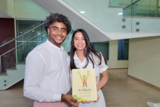 Dominican writer Esther A. Castillo presents “V for Valiant”, a tribute to those who emigrate in search of a better future | De Último Minuto English
