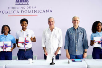 Abinader listens to concerns of students from Samaná and announces actions | De Último Minuto English