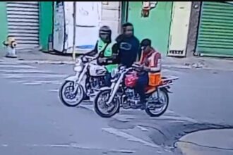 Motorcycle taxi driver reports that a criminal stole his motorcycle and belongings in Santiago; the incident was captured on camera | De Último Minuto English