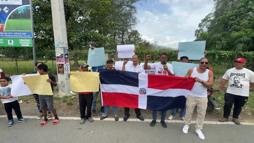 Residents of Jesús de Nazaret and José Martí in Bonao demand paving and attention to their requests | De Último Minuto English