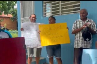 Community members protest against alleged abandonment of the First Level Center in West Santiago | De Último Minuto English