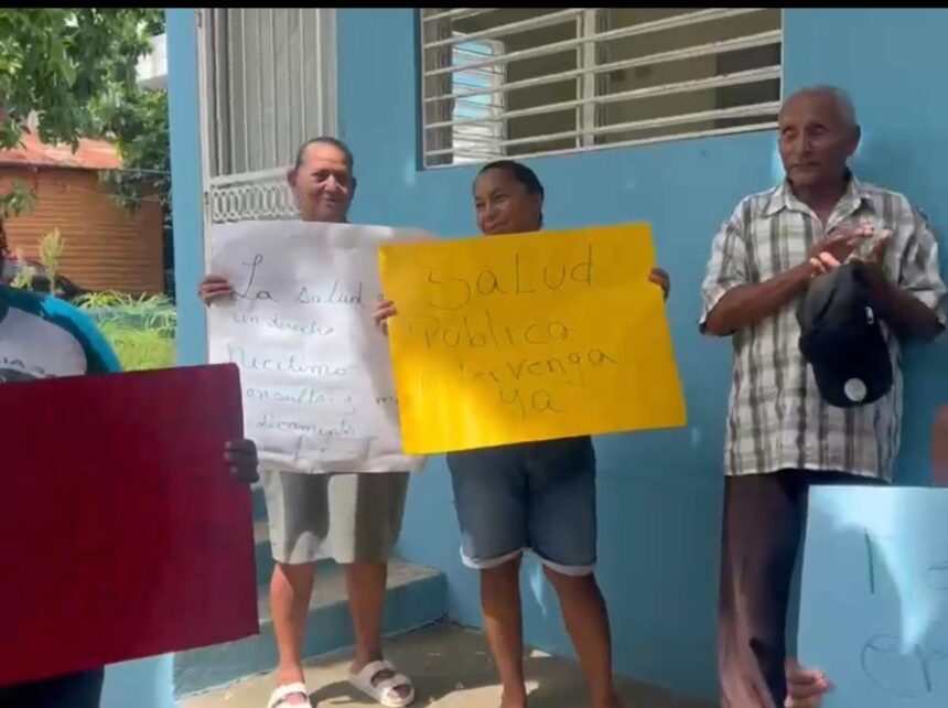 Community members protest against alleged abandonment of the First Level Center in West Santiago | De Último Minuto English