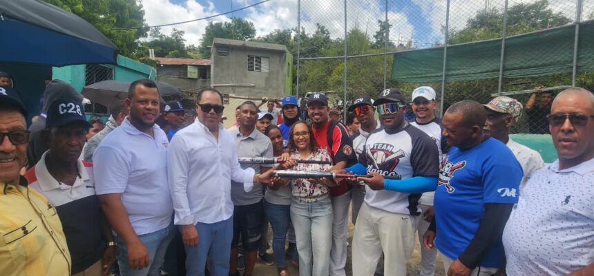 Niris Corcino delivers sports uniforms to youth in Guayabal | De Último Minuto English