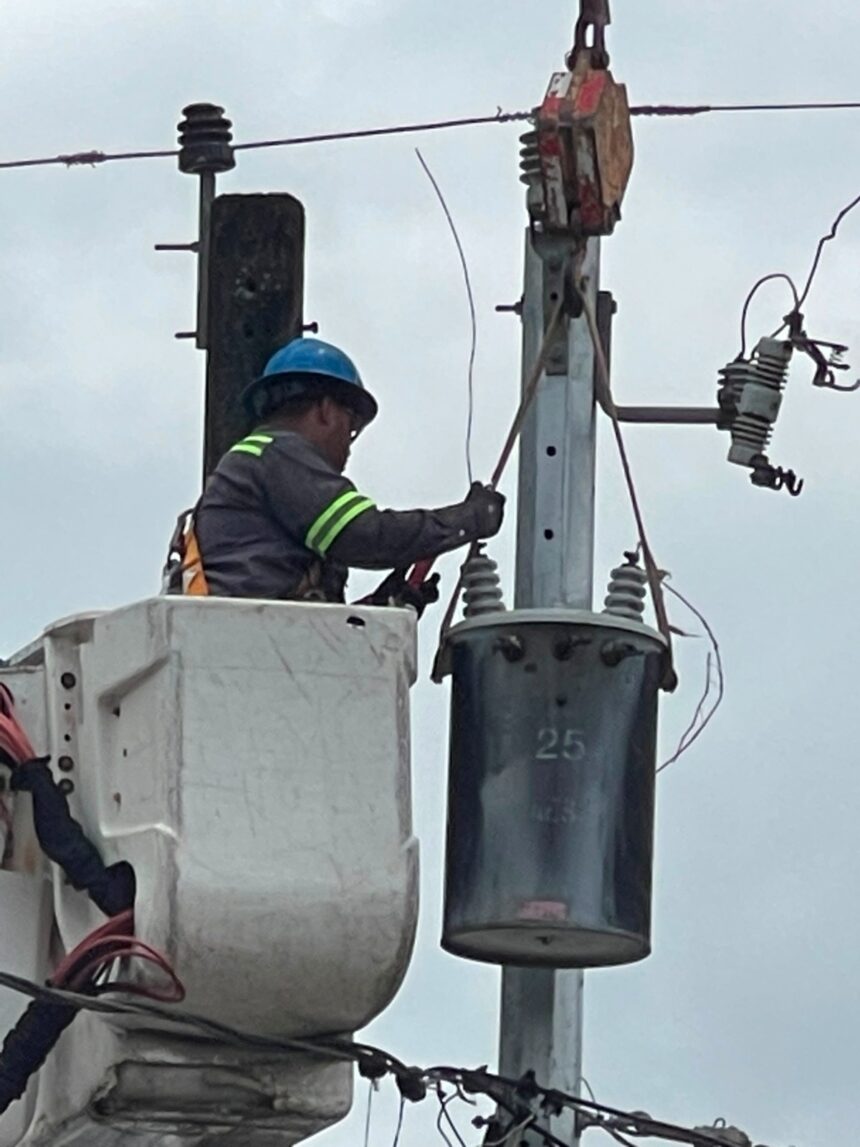 Edeeste strengthens electrical service in Yamasá with new networks and transformer | De Último Minuto English