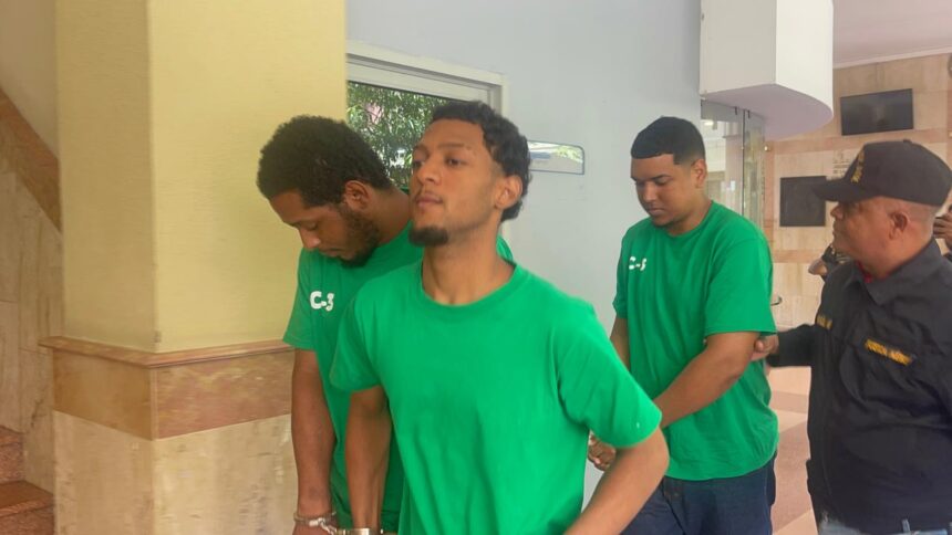 Four defendants sent to prison for jewelry store robbery in Santiago; fifth receives financial guarantee | De Último Minuto English