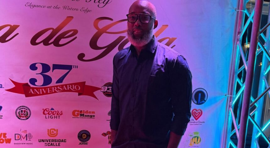 The Bronx Dominican Parade recognizes the director of the 002 Radio TV platform | De Último Minuto English