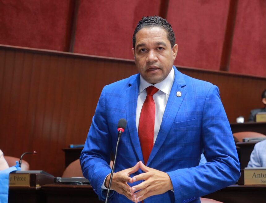 Deputy Rafelín Pérez joins the PRM and highlights democracy and generational change | De Último Minuto English