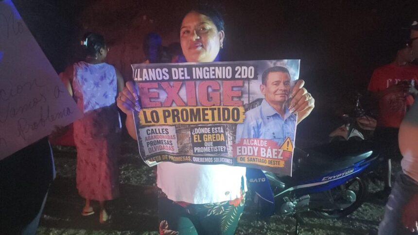 Community members set tires on fire and protest for street paving in West Santiago | De Último Minuto English