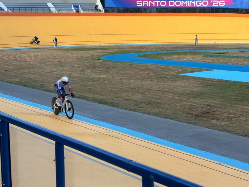 The Velodrome stands light up in support of the Dominican Anderson Aracena | De Último Minuto English