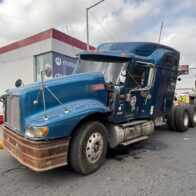 Truck loaded with wood overturns on Núñez de Cáceres Avenue | De Último Minuto English