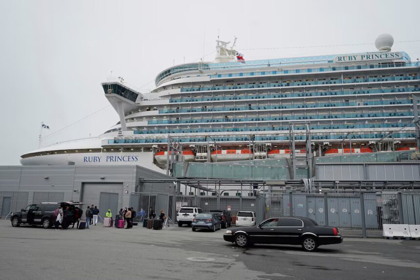 More than 100 passengers isolated on a US cruise ship due to a norovirus outbreak | De Último Minuto English