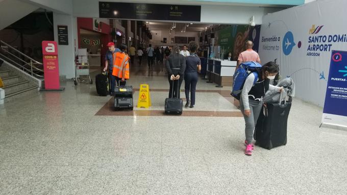 Roof leak at AILA causes discomfort to passengers during rains | De Último Minuto English