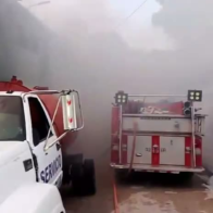 Fire affects supermarket in Villa Jaragua; firefighters work to control the flames | De Último Minuto English