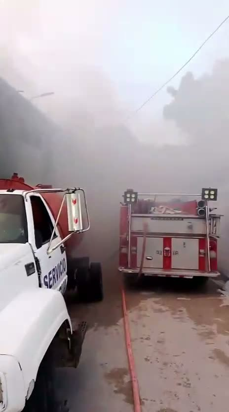 Fire affects supermarket in Villa Jaragua; firefighters work to control the flames | De Último Minuto English