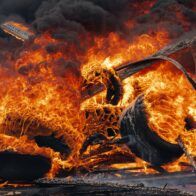 Vehicle catches fire in Los Cacicazgos; causes of the fire are unknown | De Último Minuto English