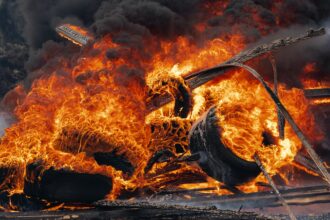 Vehicle catches fire in Los Cacicazgos; causes of the fire are unknown | De Último Minuto English