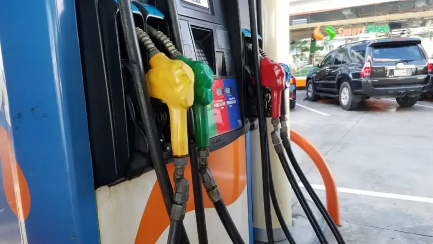 Gasoline and diesel prices rise by RD$3.00 and RD$2.00 | De Último Minuto English