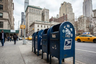 U.S. Postal Service employee accused of stealing over $25,000 in rent payments sent by mail | De Último Minuto English