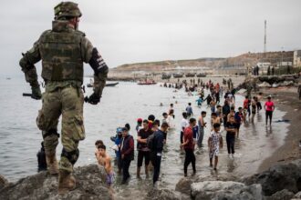 Spain deploys military after hundreds of migrants cross into Ceuta from Morocco | De Último Minuto English