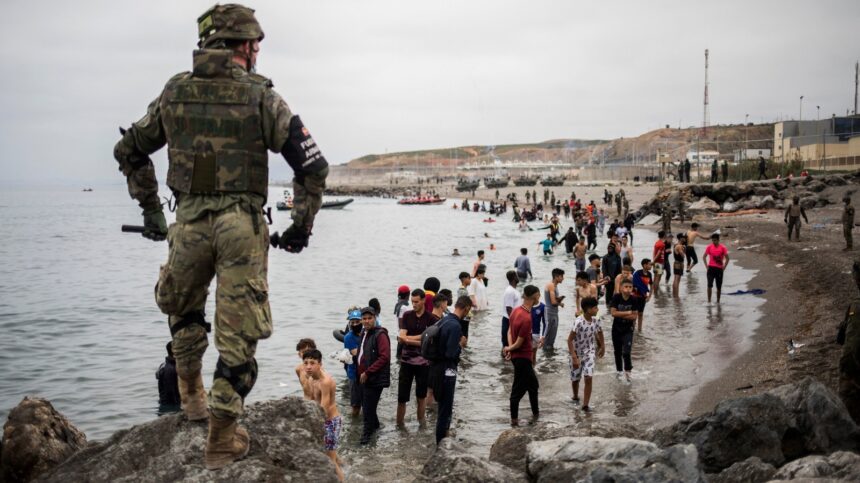 Spain deploys military after hundreds of migrants cross into Ceuta from Morocco | De Último Minuto English