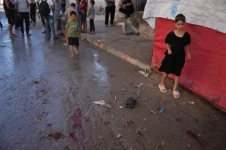 An Israeli attack on a funeral in Gaza left 7 dead and 22 injured, according to a local hospital. | De Último Minuto English