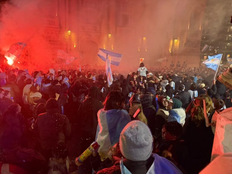 Argentines take to the streets to thank their national team despite the defeat against Spain | De Último Minuto English