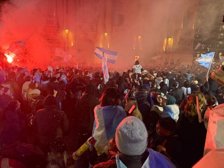 Argentines take to the streets to thank their national team despite the defeat against Spain | De Último Minuto English