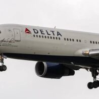 VIDEO: Delta pilot helps load luggage after baggage shortage delays Atlanta flight
