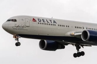 VIDEO: Delta pilot helps load luggage after baggage shortage delays Atlanta flight