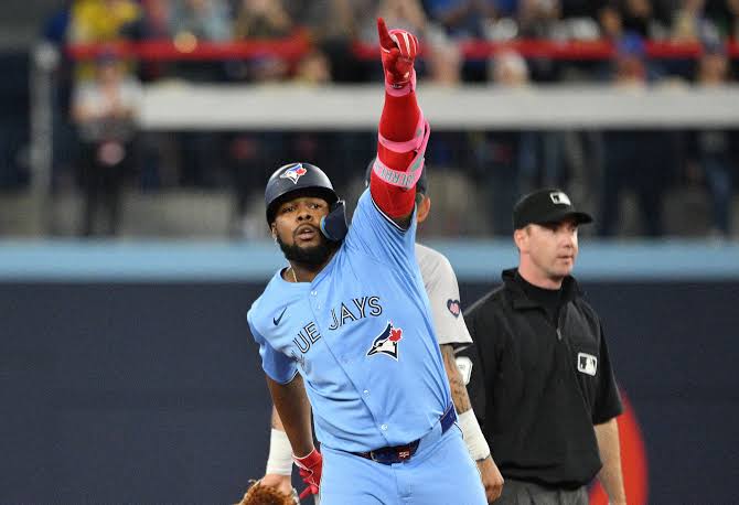 Vladimir Guerrero Jr. breaks his home run drought in the Blue Jays' blowout win | De Último Minuto English