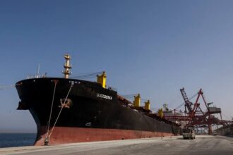 Texas oil rises 3.25% after Iran announces the closure of the Strait of Hormuz | De Último Minuto English