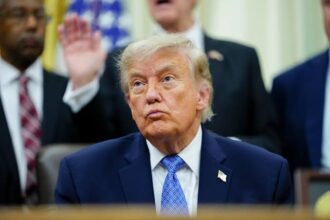 Trump says the US will become the "guardian" of Hormuz and demands "compensation" | De Último Minuto English