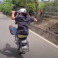 Motorcyclist hits 74-year-old man and flees; family asks for help identifying him | De Último Minuto English