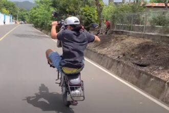 Motorcyclist hits 74-year-old man and flees; family asks for help identifying him | De Último Minuto English