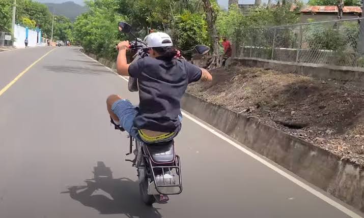Motorcyclist hits 74-year-old man and flees; family asks for help identifying him | De Último Minuto English