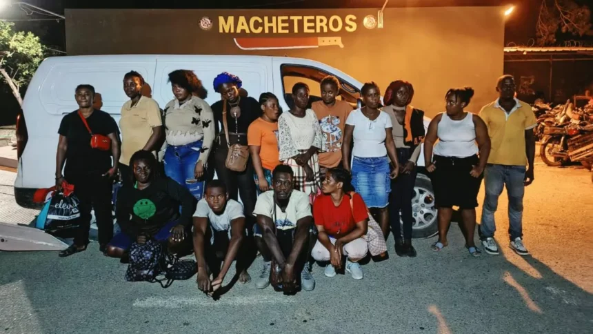 Army stops two vehicles transporting 30 undocumented Haitians in Valverde | De Último Minuto English