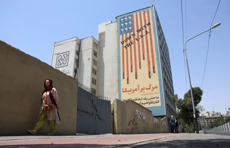 U.S. launches a wave of attacks against Iran for the fifth consecutive day | De Último Minuto English