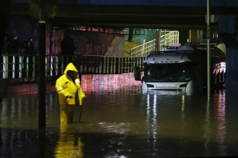 Death toll from storm in Chile rises to four and red alert is declared in Valparaíso | De Último Minuto English