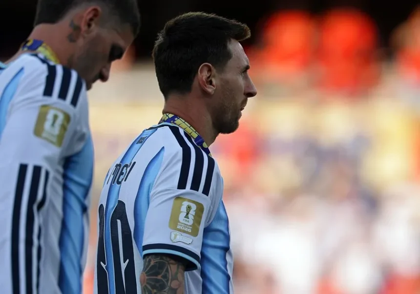 Lionel Messi returns to Argentina on a private plane, with no contact with fans | De Último Minuto English