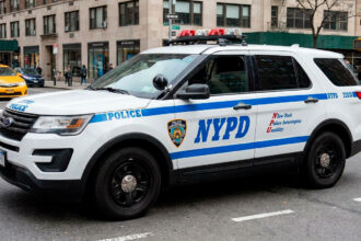 Woman found dead in Queens and her husband appears lifeless hours later in a park | De Último Minuto English