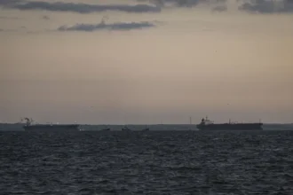 One dead and eight injured in an attack on UAE oil tankers attributed to Iran | De Último Minuto English