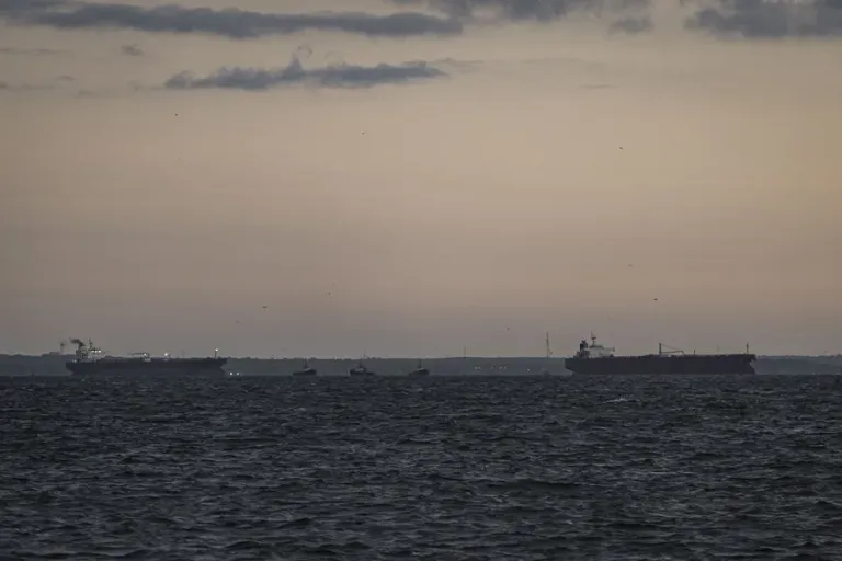 One dead and eight injured in an attack on UAE oil tankers attributed to Iran | De Último Minuto English